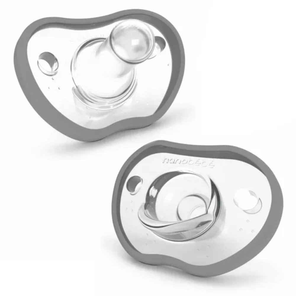 Chupo flexy | 0 a 3 meses | Gris Nanobébé Caja x 2 Estos chupetes de silicona, suaves y flexibles, calman y tranquilizan a su bebé, a la vez que son duraderos y fáciles de limpiar, especialmente en nuestro esterilizador de vapor para microondas.Alguna